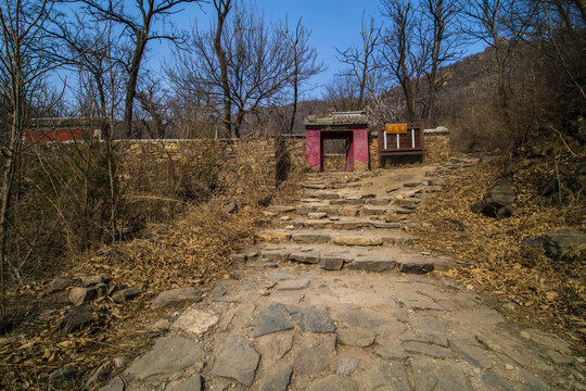 京西古道边定都峰下的广慧寺