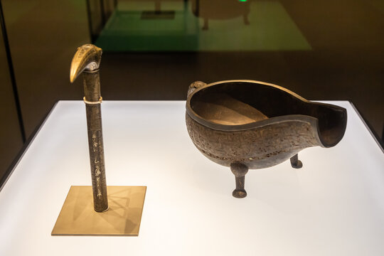 周代三足铜匜和铜鸟喙形器