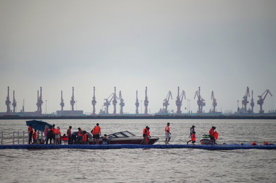 海面码头游客游艇