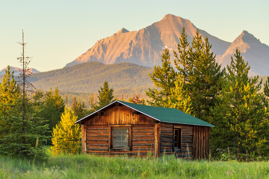 落基山脉的原木小屋和山峰背景