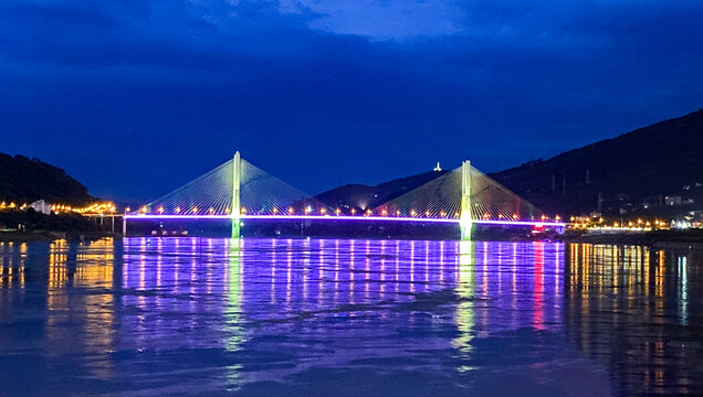 涪陵石板沟长江大桥夜景