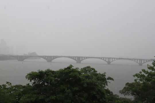 烟雨中的惠州东江河