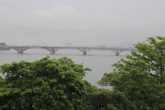 烟雨中的惠州东江河