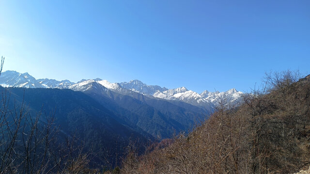 遥望川西雪山