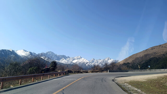 站在巴朗山公路上遥望雪山