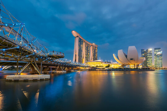 新加坡滨海湾金沙酒店和螺旋桥