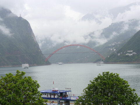 长江三峡巫峡段两岸云雾缭绕