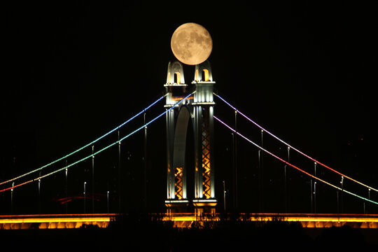 桥梁月亮夜色