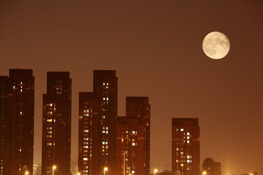 城市夜空月亮