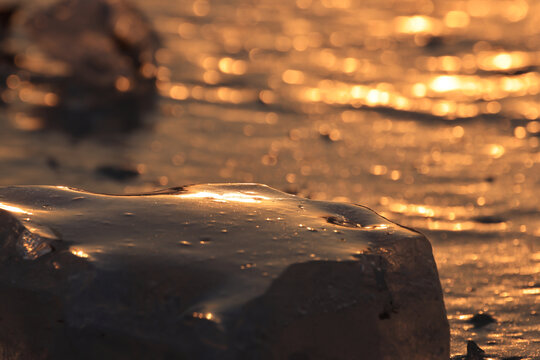 夕阳下的冰
