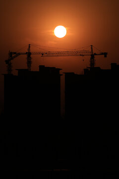 夕阳下的建筑工地