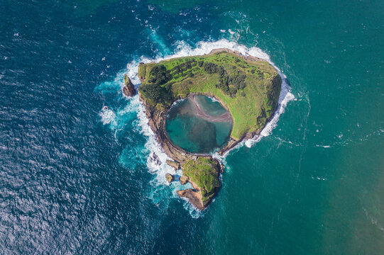 亚速尔群岛海上火山岛航拍