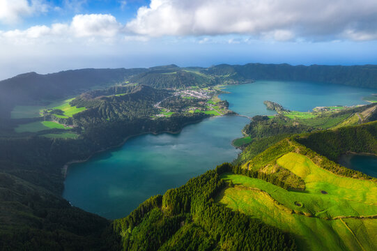 葡萄牙亚速尔群岛火山湖航拍