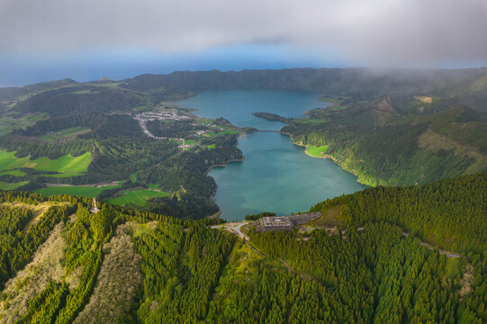 葡萄牙亚速尔群岛火山湖航拍