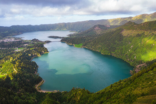 葡萄牙亚速尔群岛火山湖航拍