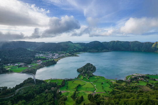 葡萄牙亚速尔群岛火山湖航拍