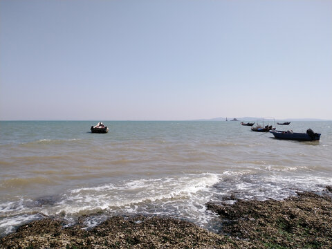 海边风景海上船只礁石