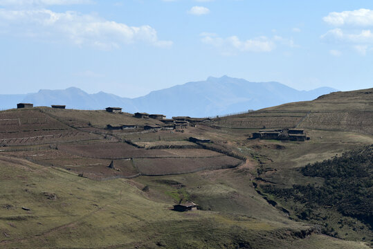 美姑县黄茅埂龙头山牧民家园