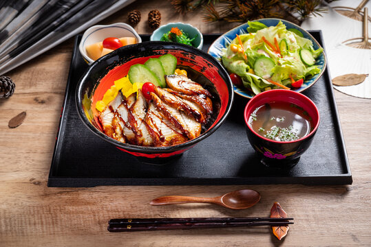 蒲烧鳗鱼定食