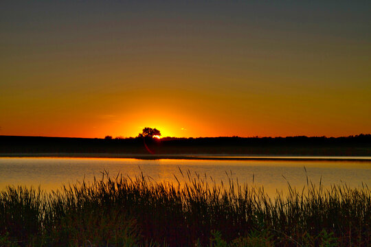 湖泊与夕阳