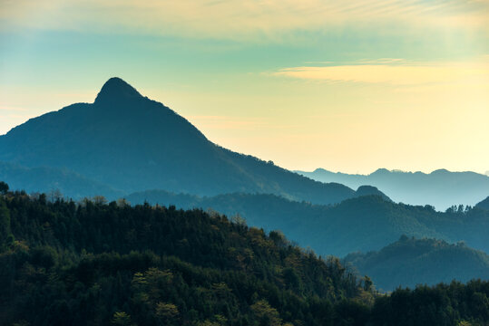 水墨山岭山景