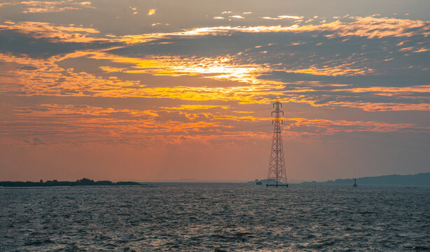 夕阳与湖水