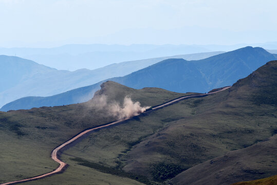 雷波县龙头山草甸土路