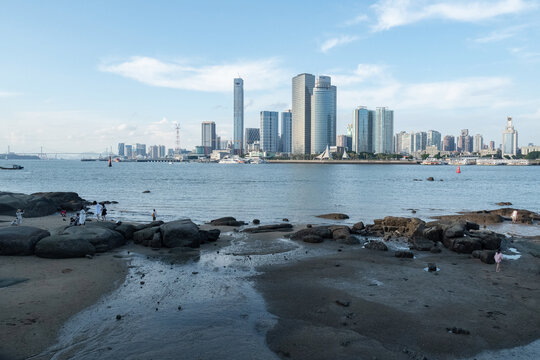 鼓浪屿海滩眺望厦门鹭江道高楼