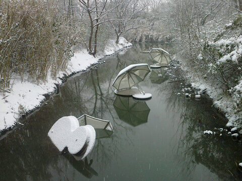 西溪湿地公园雪中雕塑伞