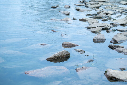 湖水石头
