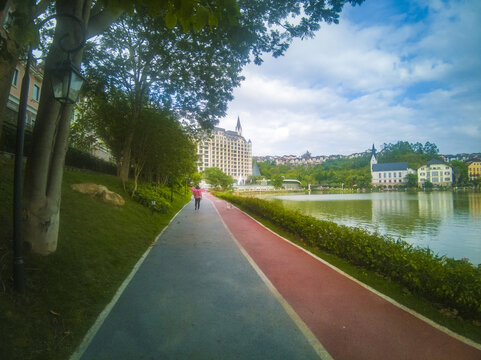 风情小镇湖边步道