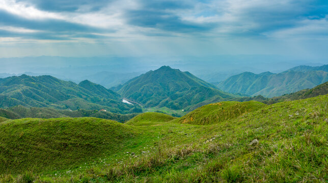 山川山脉山顶草地生态环境