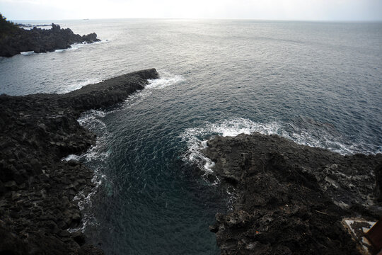 火山岩石与海面