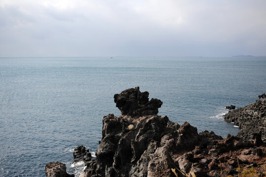 悬崖与海面