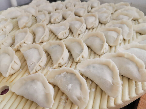 饺子现包饺子