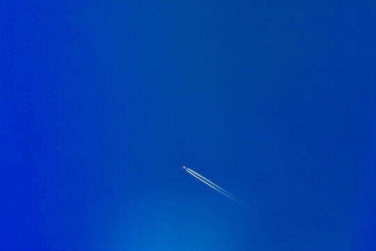 蓝天空中喷气式飞机尾迹