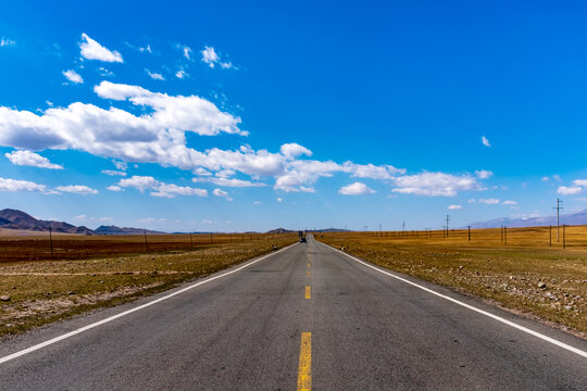 新疆蓝天白云笔直的公路