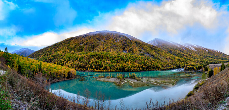 新疆喀纳斯变色湖雪山秋色全景