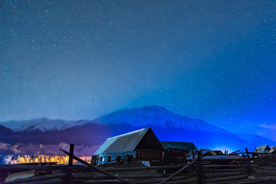 新疆禾木雪山星空小木屋夜景