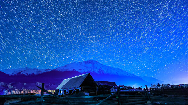 新疆喀纳斯风景区禾木雪山星轨