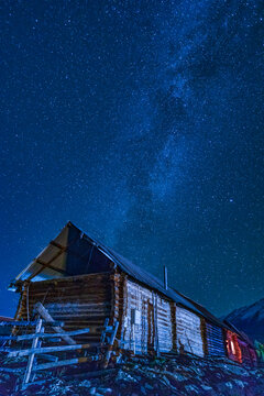 新疆禾木村小木屋天空银河夜景