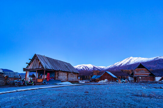 新疆禾木乡村雪山小木屋风光