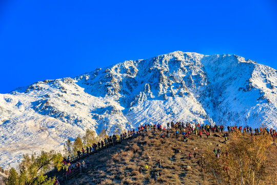 新疆禾木雪山大量人群旅游观光