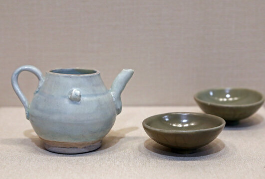 宋代青瓷茶壶
