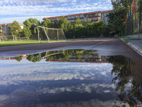 夏天雨后宁静的校园