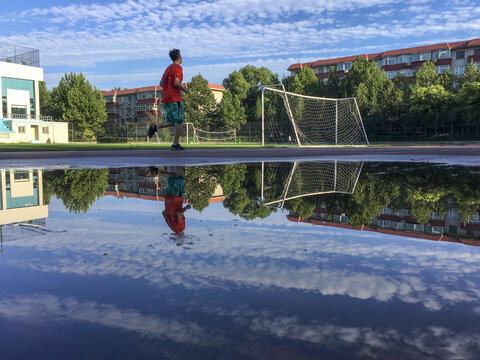 夏天雨后宁静的校园