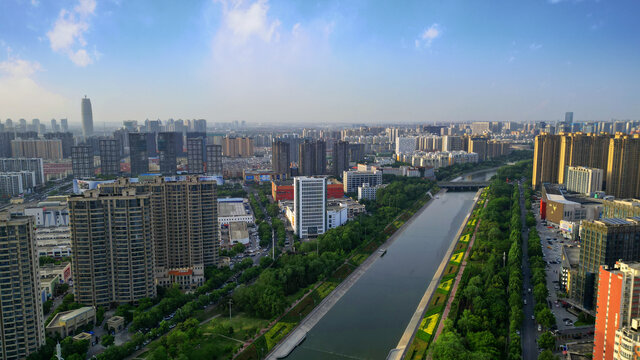 蓝天白云城市河边