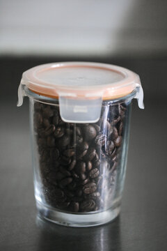 罐子里装满新鲜烘焙的咖啡豆