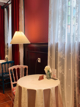 餐厅餐桌浪漫台灯红墙