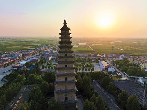 航拍山西运城永济普救寺塔夕阳